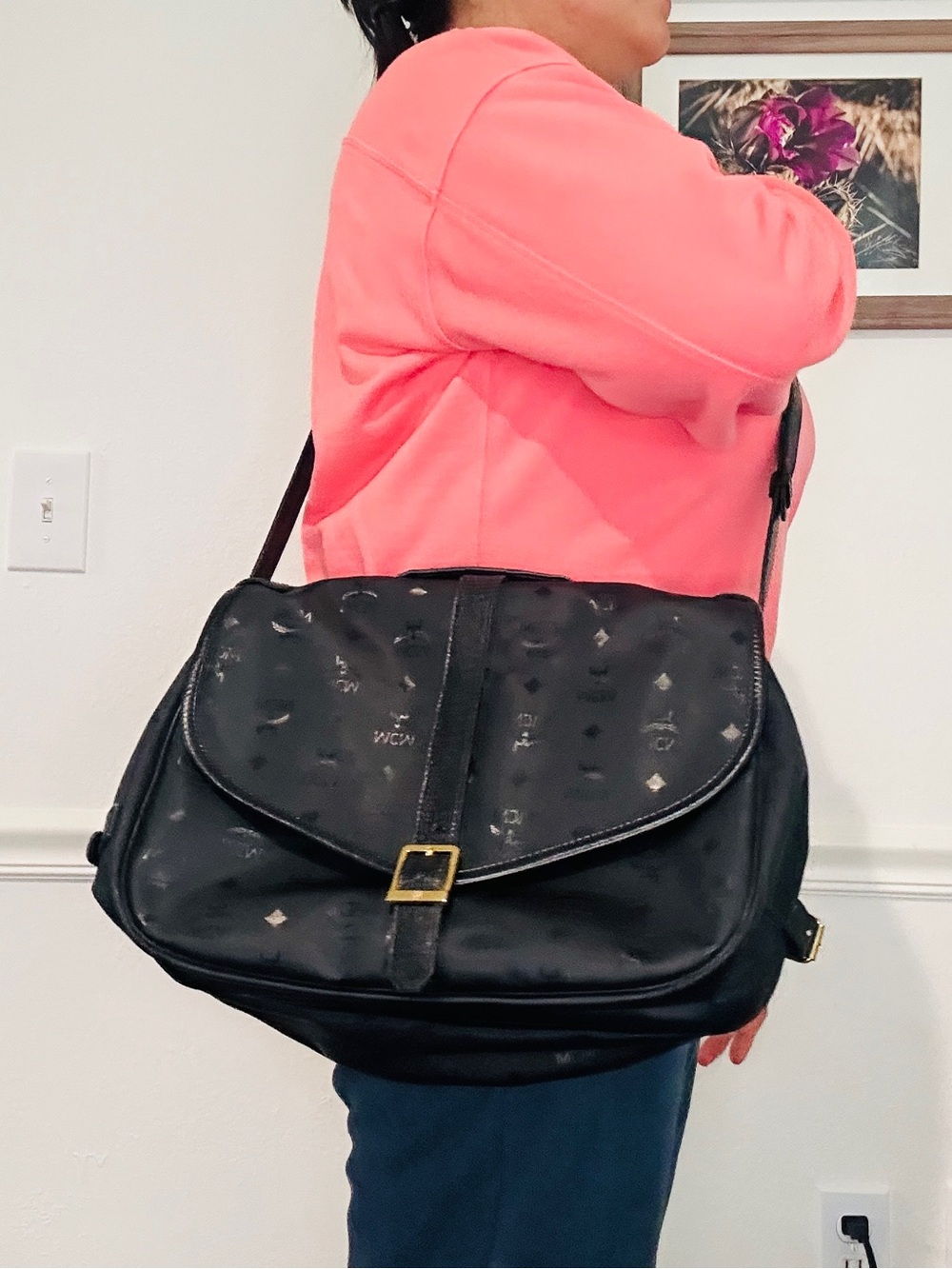MCM Viseto 35cm Black Messenger Saddle Bag with COA. Made in Germany. - Picture 15 of 17